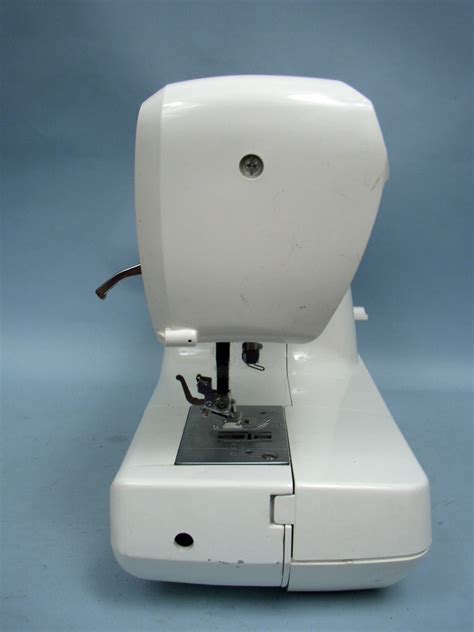 Singer 132 Featherweight Sewing Machine - For Parts/Repair - "As Is" | eBay