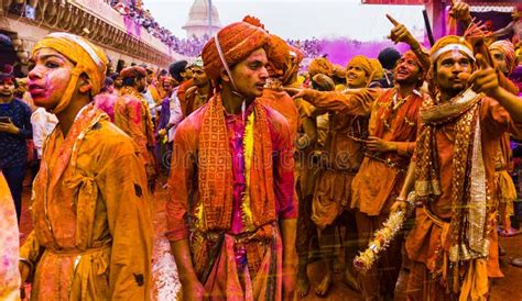 Mathura holi festival editorial image. Image of crowd - 175016970