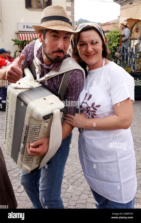 Italy Emilia Romagna Novafeltria: Festa della vendemmia e dei frutti - d'autunno - costumi ...