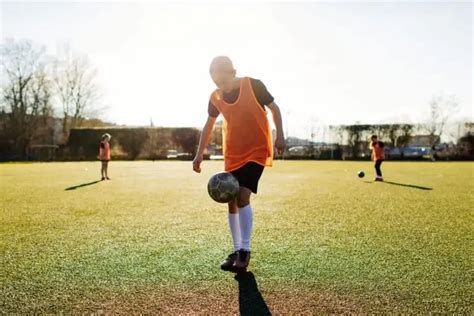 How to Juggle a Soccer Ball in 10 Easy Steps (Beginner and Kid Friendly ...