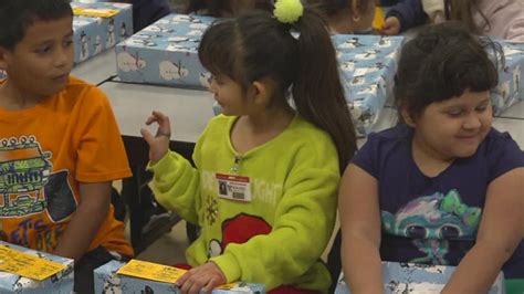 Oak Park Elementary School students receive holiday gifts | kiiitv.com