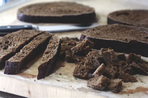 The Scoop Kitchen: Pumpernickel Croutons