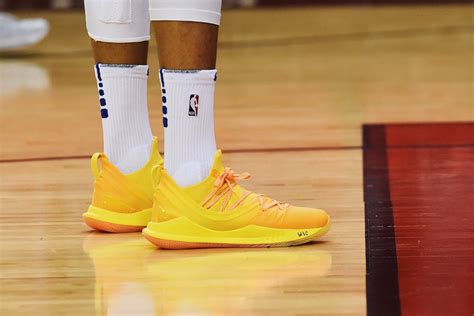 Steph warming up for the game in his UA Curry 5’s | Jordans sneakers ...