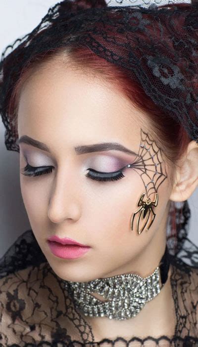 Chic Spider Web Eyeliner Tutorial Just In Time For Halloween 2023 ...