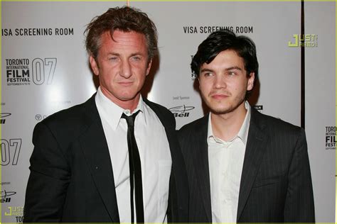 Emile Hirsch - 'Into the Wild' Reviews: Photo 605651 | Emile Hirsch Pictures | Just Jared