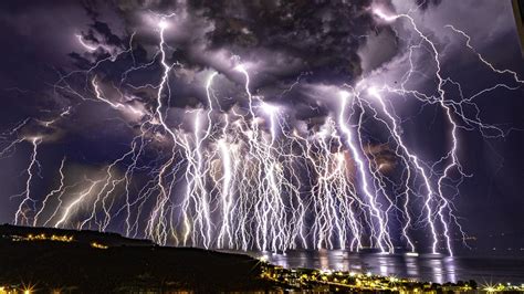 An electrocuting time-lapse image captures 100 lightning bolts burning the sky over Türkiye