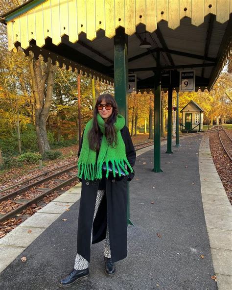 70s style | Big scarf outfit, Outfits, Green scarf