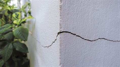 How to fix cracks in plaster walls: in only 4 steps | Homes & Gardens