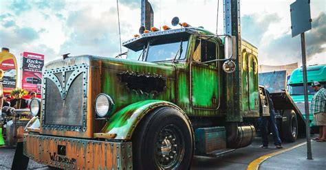 25 Pictures Of The Most Customized Semi Trucks That We've Ever Seen