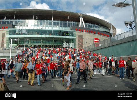 Crowds of football supporters leaving the Emirates Stadium London ...