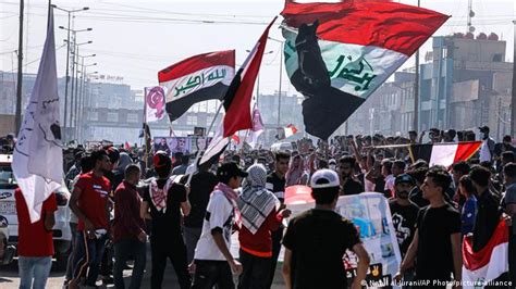 Protesters and police clash as thousands mark one year of Iraq demonstrations | News | DW | 26. ...