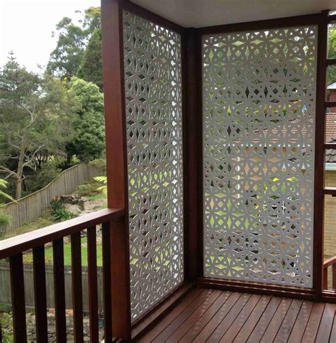 Few Stylish Wooden Screens to Decorate and Cover Open Space