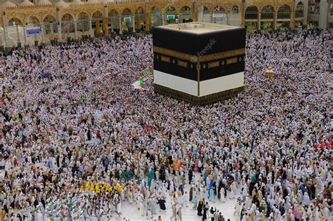 Premium Photo | A large crowd gathers around the kaaba in mecca's grand mosque hajj umra ramadan