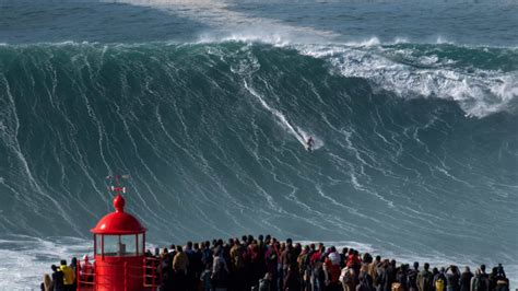 Nazaré: the biggest waves in the world