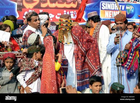 Hyderabad, Pakistan. 04th Dec, 2016. Sindhi peoples in a tradional ...