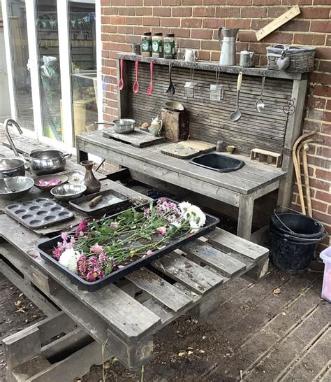 Mud Kitchen Ideas for EYFS Settings | Twinkl | Blog - Twinkl