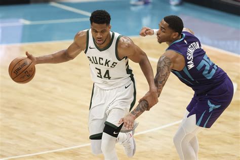 Milwaukee Bucks vs. Charlotte Hornets Preview: The City’s Abuzz - Brew Hoop