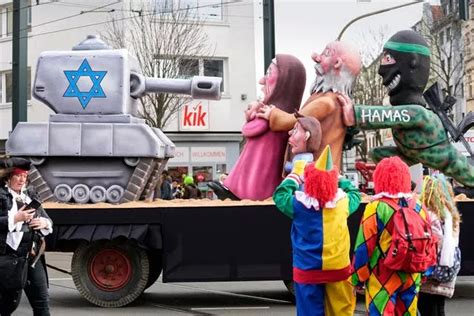 Huge satirical models of Trump, Putin and Zelensky at German carnival ...