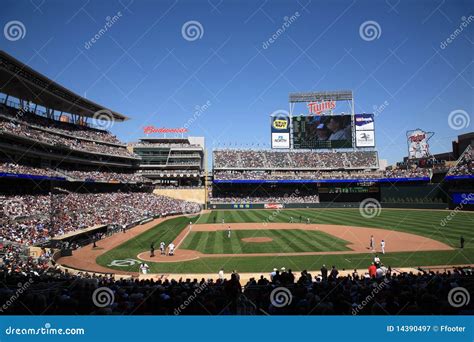 Target Field - Minnesota Twins Editorial Photography - Image of green ...