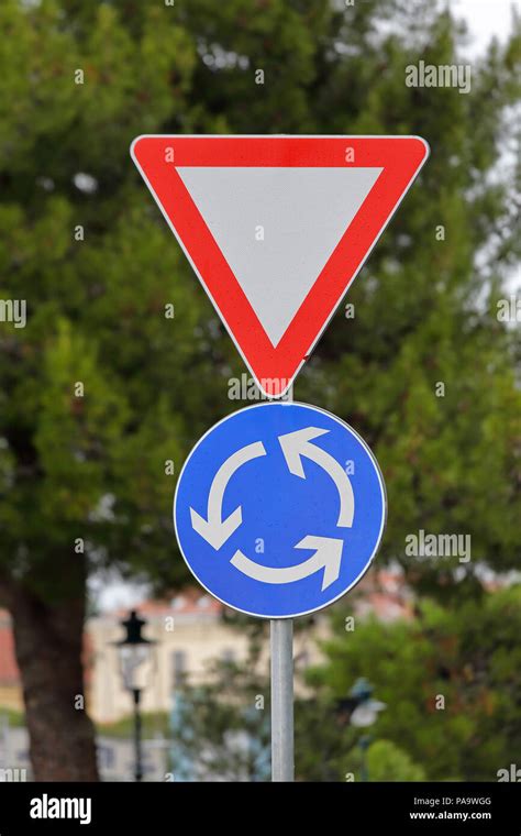 Traffic sign roundabout triangle sign hi-res stock photography and ...