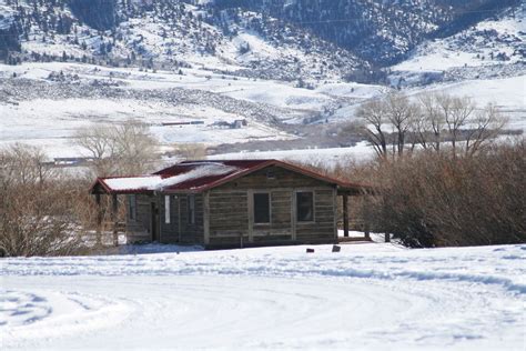 Snowy cabin in Snowy Range mountains of Wyoming. Deerwood Station guest ...