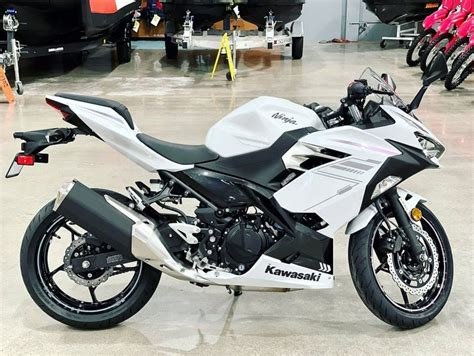 2023 Kawasaki Ninja® 400 Pearl Blizzard White/Metallic Carbon Gray for sale in Burleson, TX