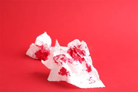 Hojas De Papel Higiénico Con Sangre En Rojo Problemas Hemorroides ...