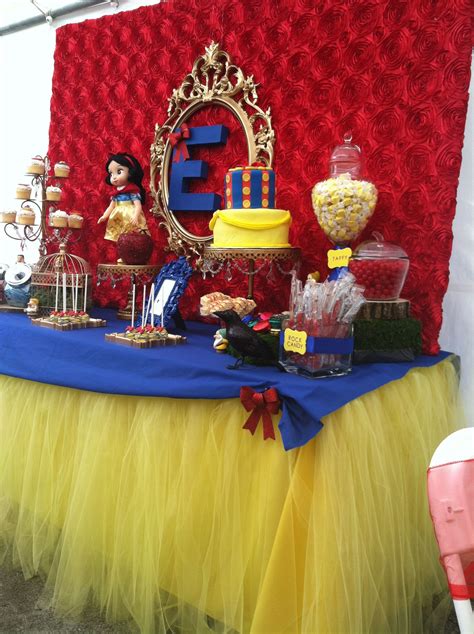 Snow White Birthday Party Ideas | Photo 8 of 30 | Fiestas de blancanives, Decoraciones de fiesta ...