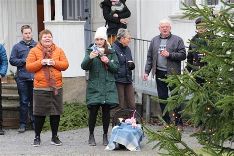 Jul, Folk i Rakkestad | Fikk gløgg og pepperkaker og tro til med lystig julesang