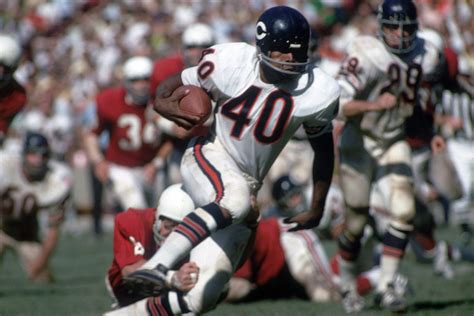 Gale Sayers death: Bears legend, Hall of Famer dies at 77 - Sports Illustrated