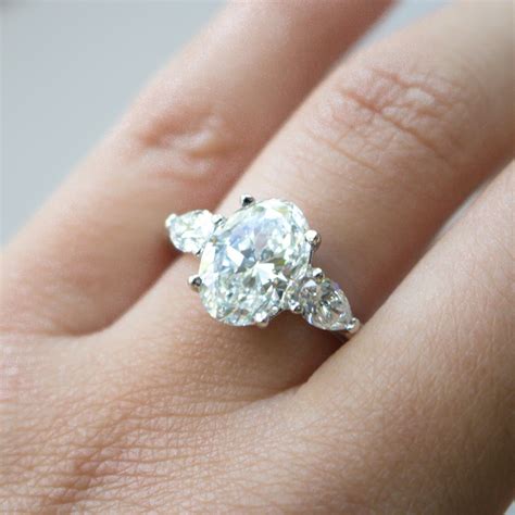 Great Guide to Oval Cut Diamond Engagement Rings