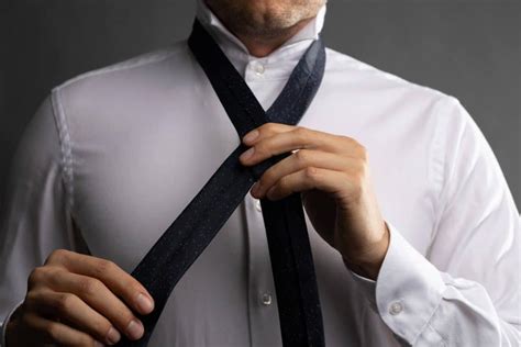 How to Tie a Simple Tie Knot (a.k.a., Oriental Knot) - The Modest Man