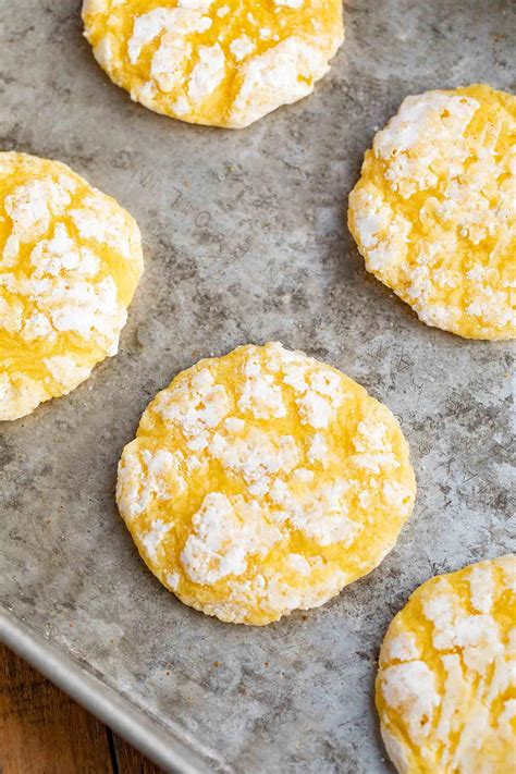 Lemon Christmas Cookies / Italian Lemon Cookies : Combine the flour, powdered sugar and lemon ...