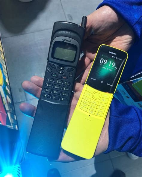 Video²: Hands on the new Nokia 8110 4G | Nokiamob