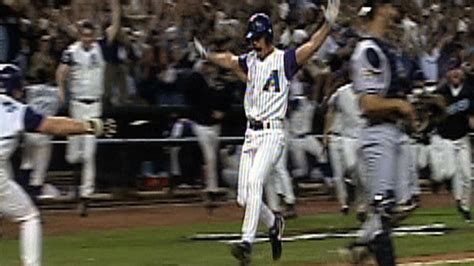 Gonzalez's walk-off wins Arizona the 2001 World Series - YouTube