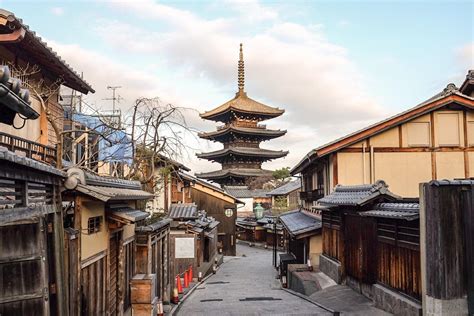 Yasaka Pagoda at 6 AM (Kyoto) : r/japanpics