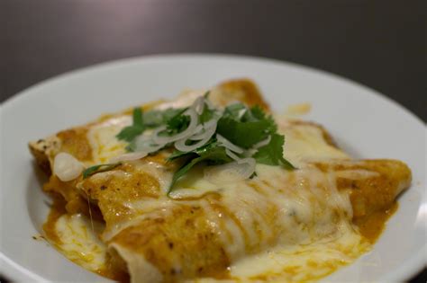 File:Enchiladas suizas.jpg - Wikimedia Commons