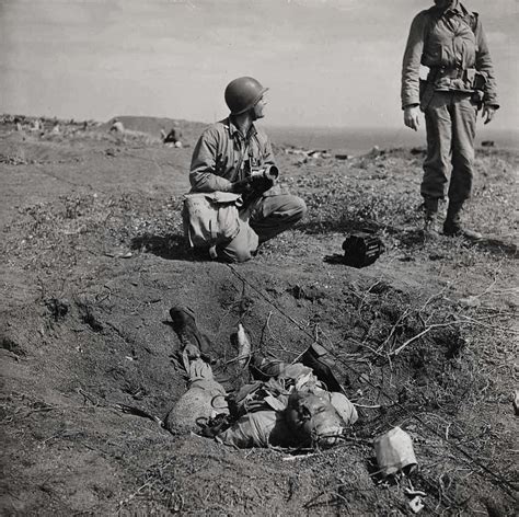 [American troops near dead soldier in mortar hole during battle against ...