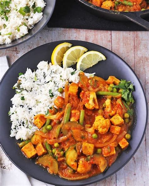 Tomato vegetable curry with crispy tofu - Vegan with Gusto