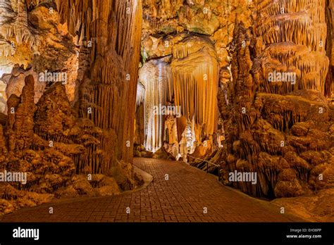 Cave stalactites, stalagmites, and other formations at Luray Caverns ...