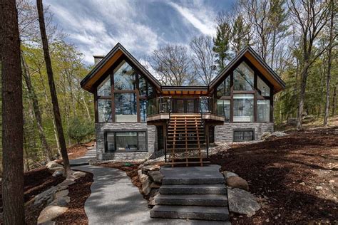 A dreamy cottage nestled on beautiful Lake Muskoka, Canada Lake Houses Exterior, Cottage ...