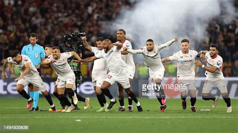 Players of Sevilla FC celebrate after Gonzalo Montiel of Sevilla FC... News Photo - Getty Images