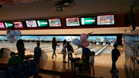 Pinz Bowling Center - Temp. CLOSED - 212 Photos & 571 Reviews - Bowling - 12655 Ventura Blvd ...