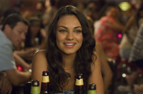 Mila Kunis in "Forgetting Sarah Marshall" | Mila kunis, Pretty hairstyles, Beauty lookbook