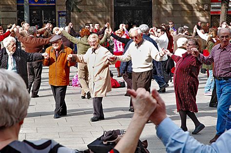 Barcelona Photoblog: Sardana Dancers in Front of Barcelona Cathedral