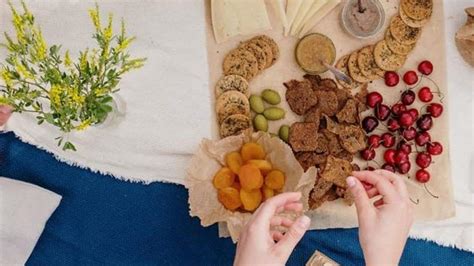 The immense benefits of eating food with hands