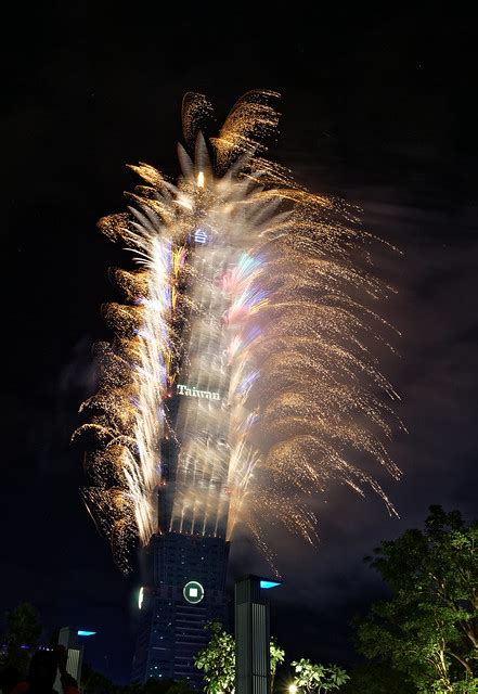 Happy New Year: Taipei 101 Fireworks Show 2017 | Images From a Random Mind