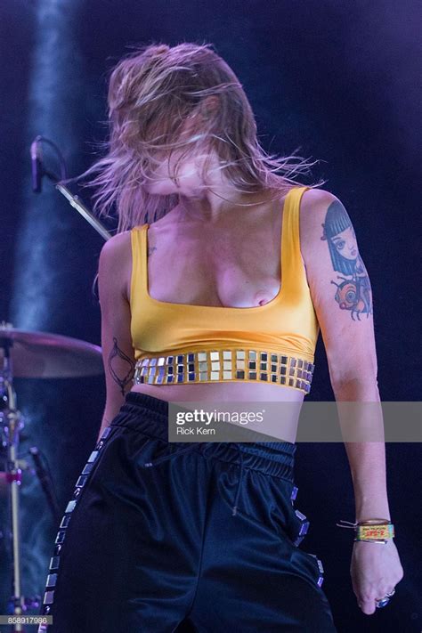 Fotografia de notícias : Singer-songwriter Tove Lo performs onstage ...