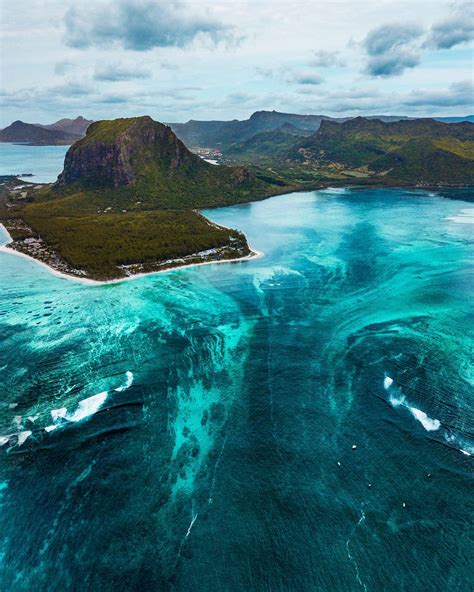 Unbelievable Underwater Waterfall Mauritius : r/pics