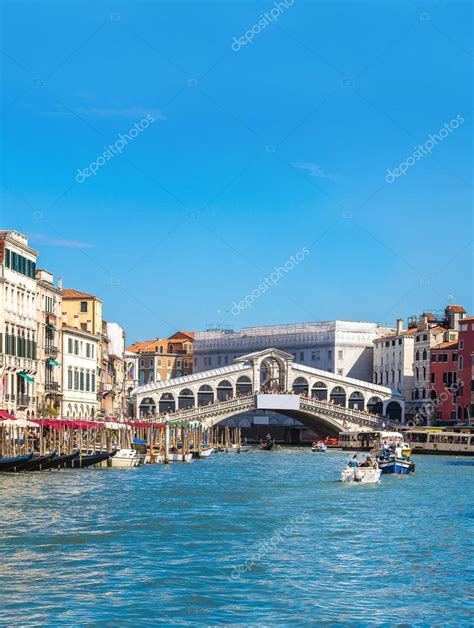 Gondola at the Rialto bridge in Venice — Stock Photo © bloodua #125991966